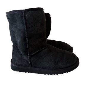 UGGS 5825 Classic Short Boots In Black size 7